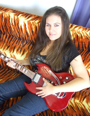 18 year old girl Ella Woods nudes on a vibrator after slowly removing clothing